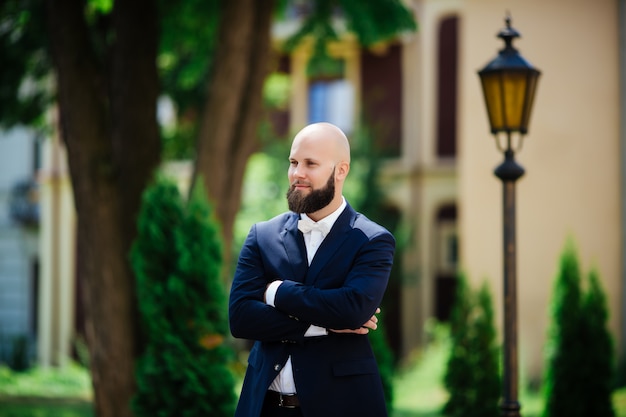 Le marié. se tient dans une veste. jour de mariage hipster