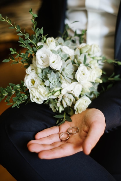 Un marié tenant un beau bouquet de mariage libre