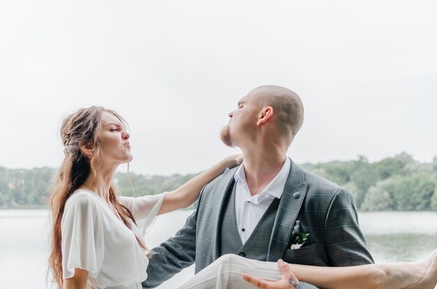 le marié tient la mariée par la jambe