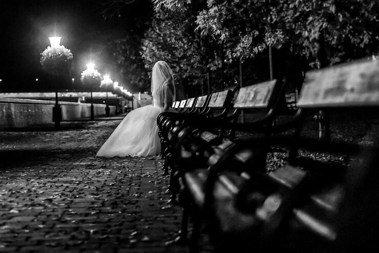 Photo mariée abandonnée tard dans la nuit dans le centre de la ville de bratislava