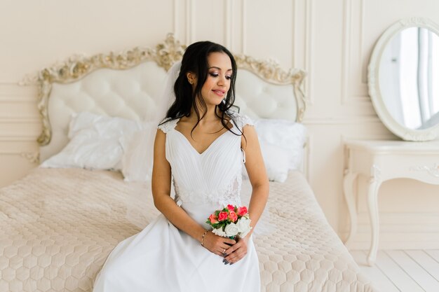 Mariée afro-américaine en robe le matin se préparant pour le mariage dans une chambre d'hôtel