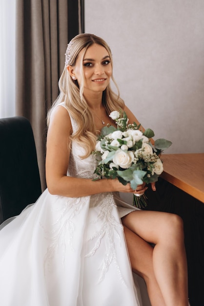 Mariée assise dans une chambre d'hôtel