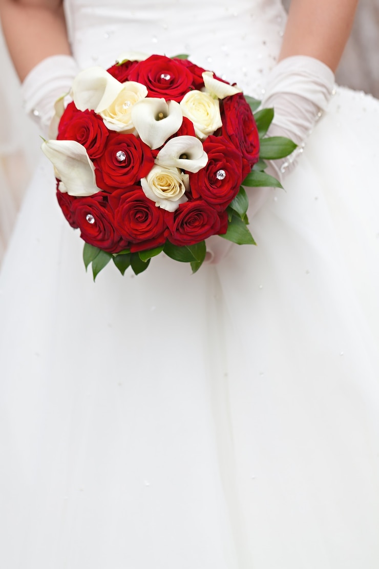 Photo la mariée au mariage tient un bouquet de fleurs