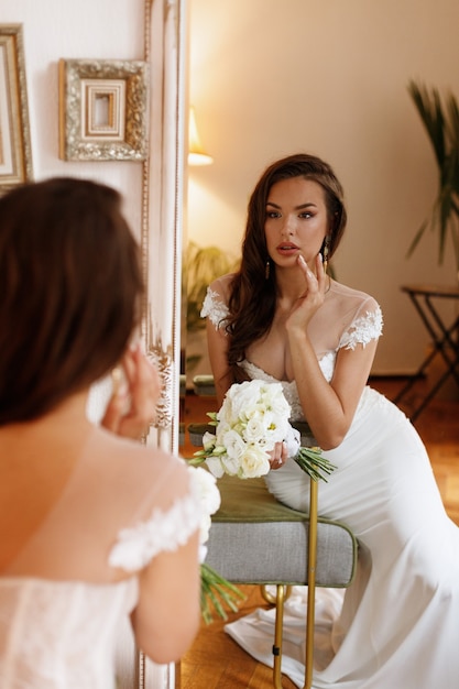 Mariée au miroir le matin le jour du mariage