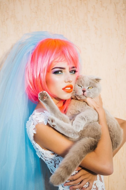 Mariée aux cheveux orange et aux chats