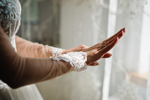 La mariée avec une bague en diamant Fermer les mains