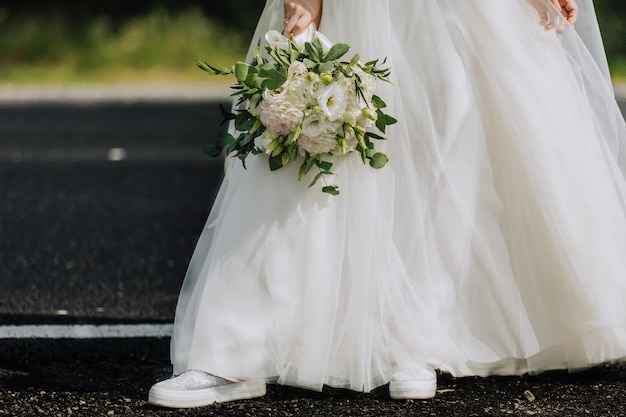 Mariée en baskets dans le parc