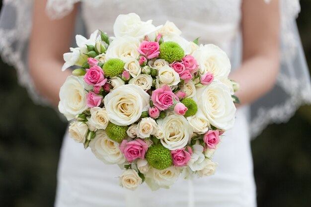 Mariée avec beau bouquet de mariage sur fond