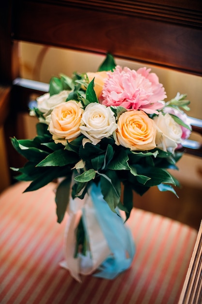 Mariée Beau Bouquet Romantique De Fleurs Diverses