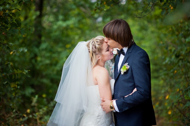 Mariée beauté sur le mariage à pied dans le parc de l&#39;été