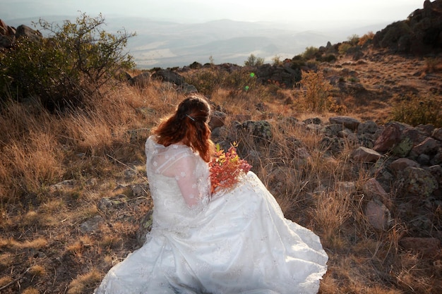 Une mariée avec un bouquet Bouquet de la nature