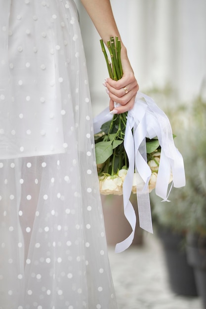 Mariée avec un bouquet dans ses mains en gros plan. Mariage. Beau bouquet délicat.