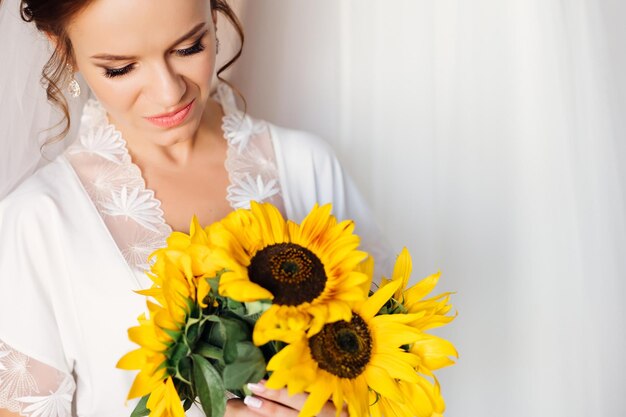Mariée avec un bouquet de fleurs agrandi Relation de mariage et concept d'amour