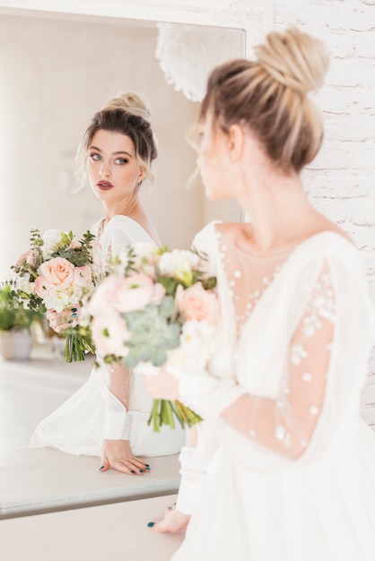 Photo mariée avec bouquet de fleurs