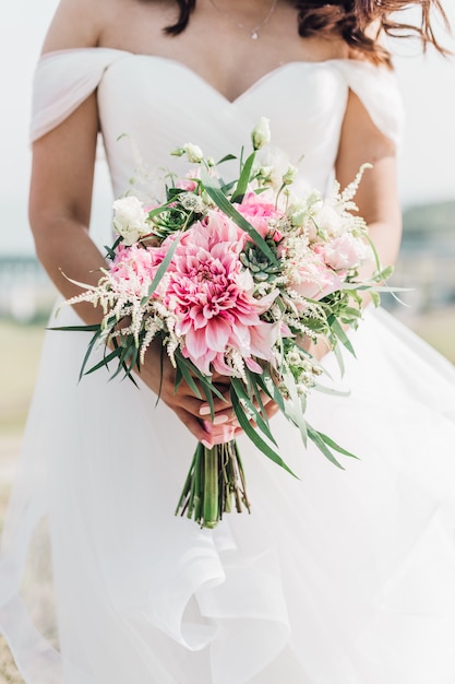Mariée avec un bouquet de mariée dans ses mains