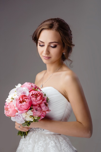 Mariée avec bouquet de mariée