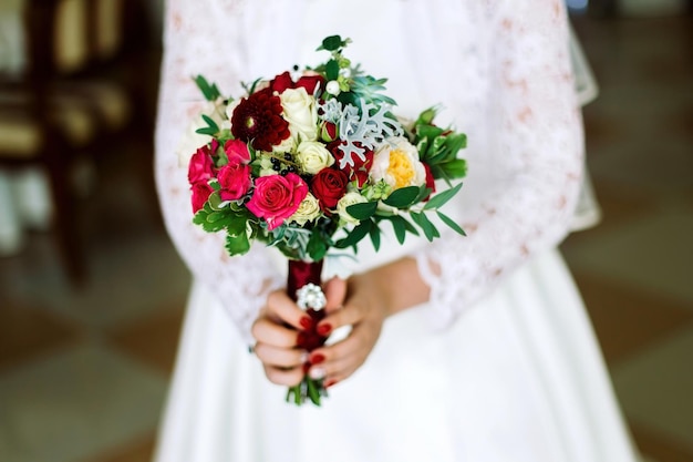 Mariée avec un bouquet de rose dans les mains