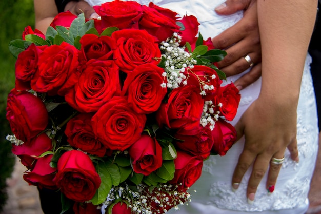 Mariée et un bouquet de roses