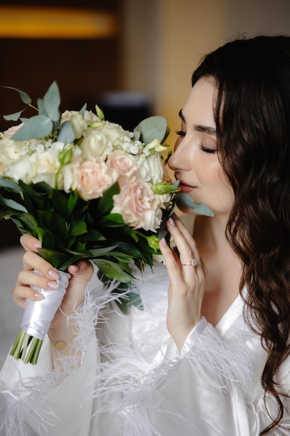 Mariée avec un bouquet de roses