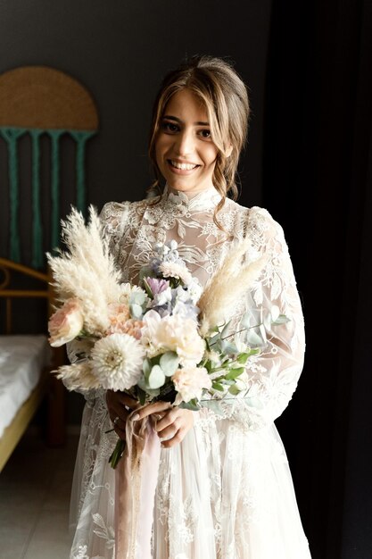 Mariée avec un bouquet