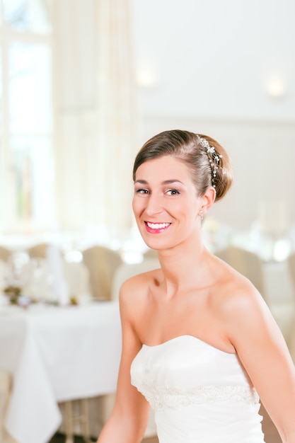 Mariée avec les cheveux en flèche