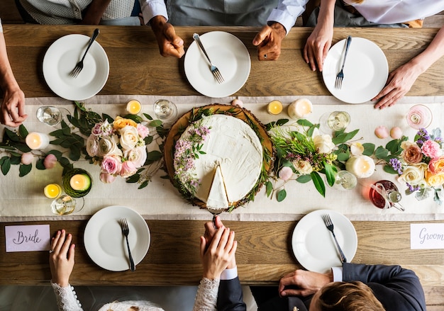 Mariée couper le gâteau sur la réception de mariage