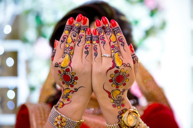 Une mariée couvre son visage avec les deux mains Mariage indien