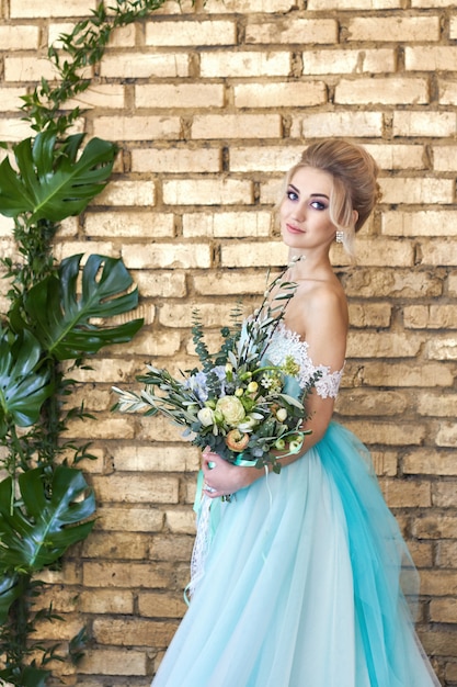 Mariée dans une belle robe turquoise en prévision du mariage.