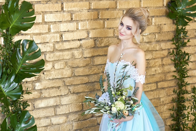 Mariée dans une belle robe turquoise en prévision du mariage.