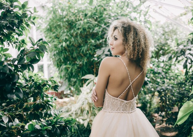 Mariée dans le jardin botanique vert