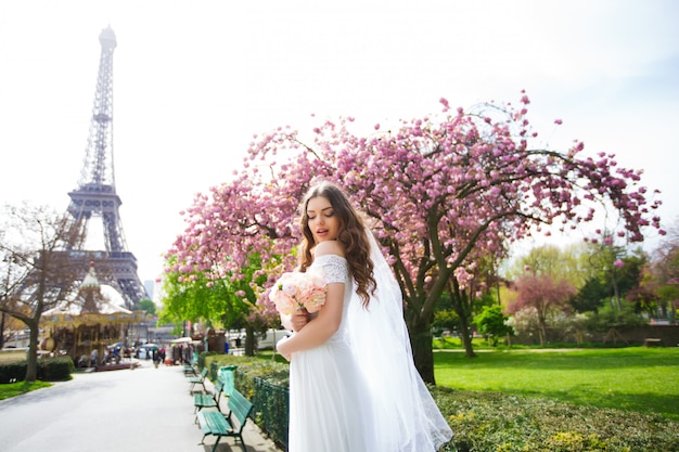 Mariée dans une luxueuse robe de mariée à Paris