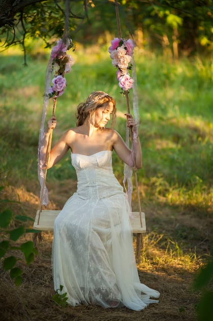 Mariée dans un parc verdoyant