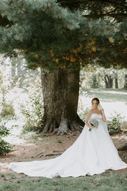 Mariée dans le parc