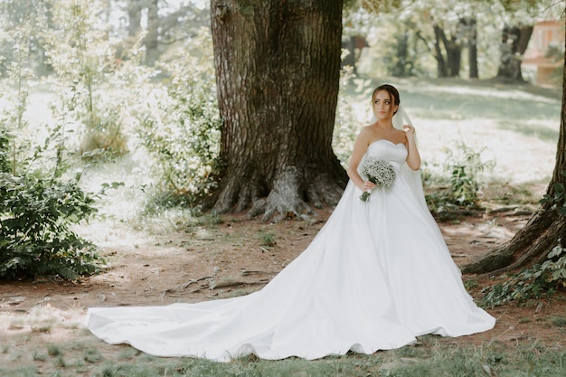 Mariée dans le parc