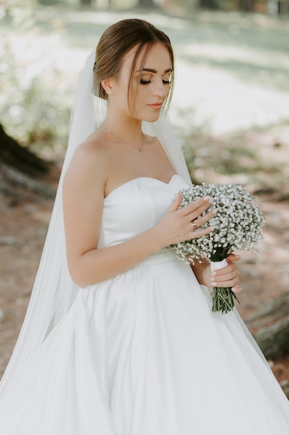 Mariée dans le parc