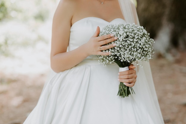 Mariée dans le parc