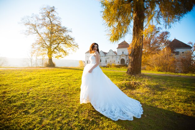 mariée dans une robe blanche dans un parc