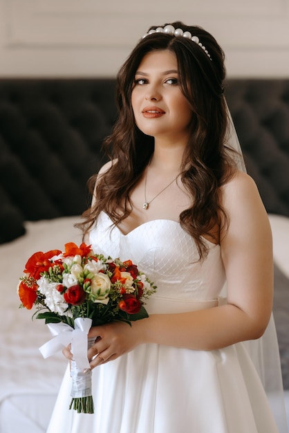 Photo une mariée dans une robe blanche tenant un bouquet de fleurs