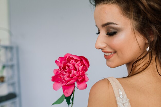 Mariée dans une robe de mariée blanche à l'intérieur d'une villa lors d'un mariage. Matin de la mariée.