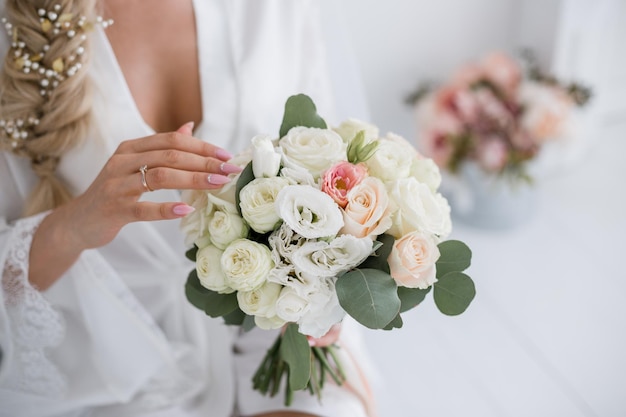 Photo mariée dans une robe de mariée avec un bouquet