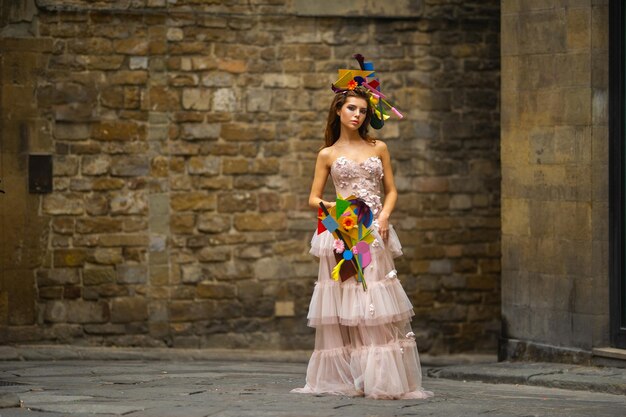 Une mariée dans une robe de mariée rose avec un bouquet et une décoration inhabituels à Gorova à Florence Italie