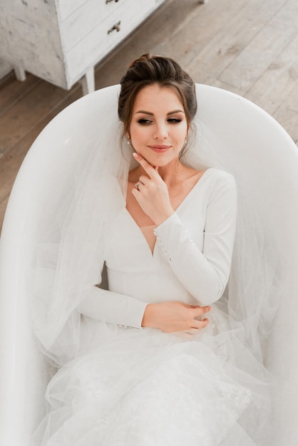 Mariée dans la salle de bain