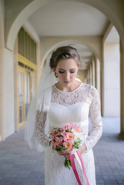 Mariée, debout, bouquet, arcade, galerie