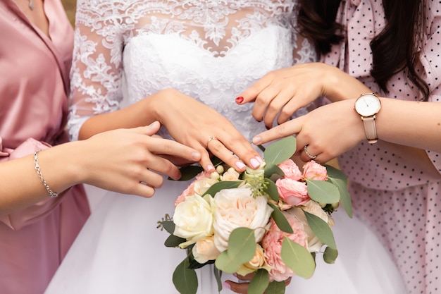 Mariée, demoiselles d'honneur et bouquet de mariée