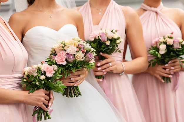 Mariée et demoiselles d'honneur avec des bouquets le jour du mariage