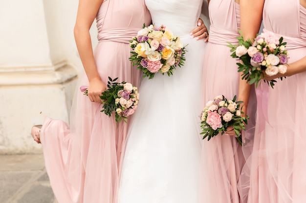 Mariée et demoiselles d'honneur avec des bouquets le jour du mariage