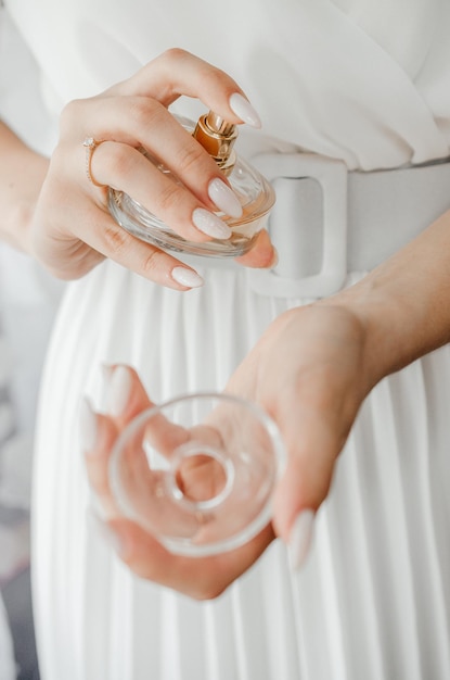 la mariée éclabousse du parfum sur son poignet