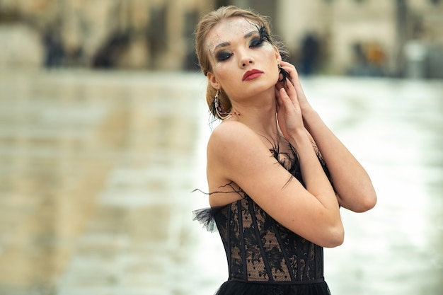 Photo une mariée élégante dans une robe de mariée noire dans l'ancienne ville française d'avignon.