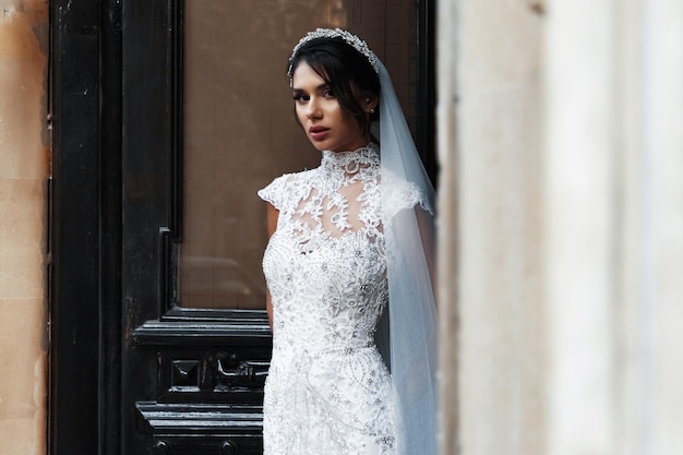 Mariée élégante dans une robe de mariée