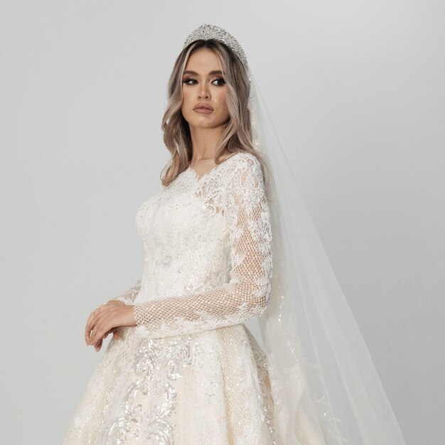 Mariée élégante dans une robe de mariée